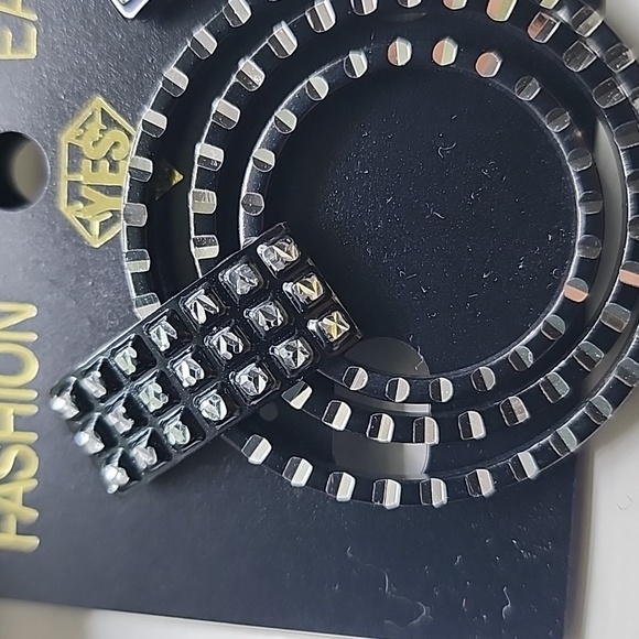 NWT - Black Shiny circle earrings - Picture 4 of 7